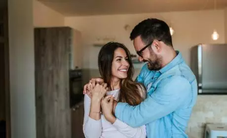 Couple heureux dans une cuisine