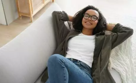 Jeune femme détendue canapé