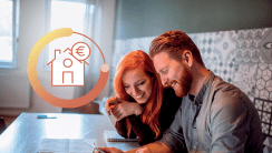Couple souriant avec tablette aides financières