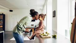 femme et enfant cuisine