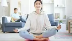 femme yoga détendue salon ventilation