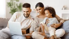 famille souriante canapé salon