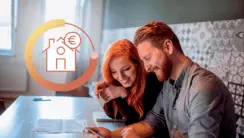 Couple souriant avec tablette aides financières