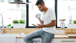 Homme avec téléphone