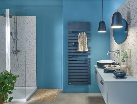 s-che-serviettes-lectrique-atlantic-nefertiti-bleu-profond-ambiance.jpg