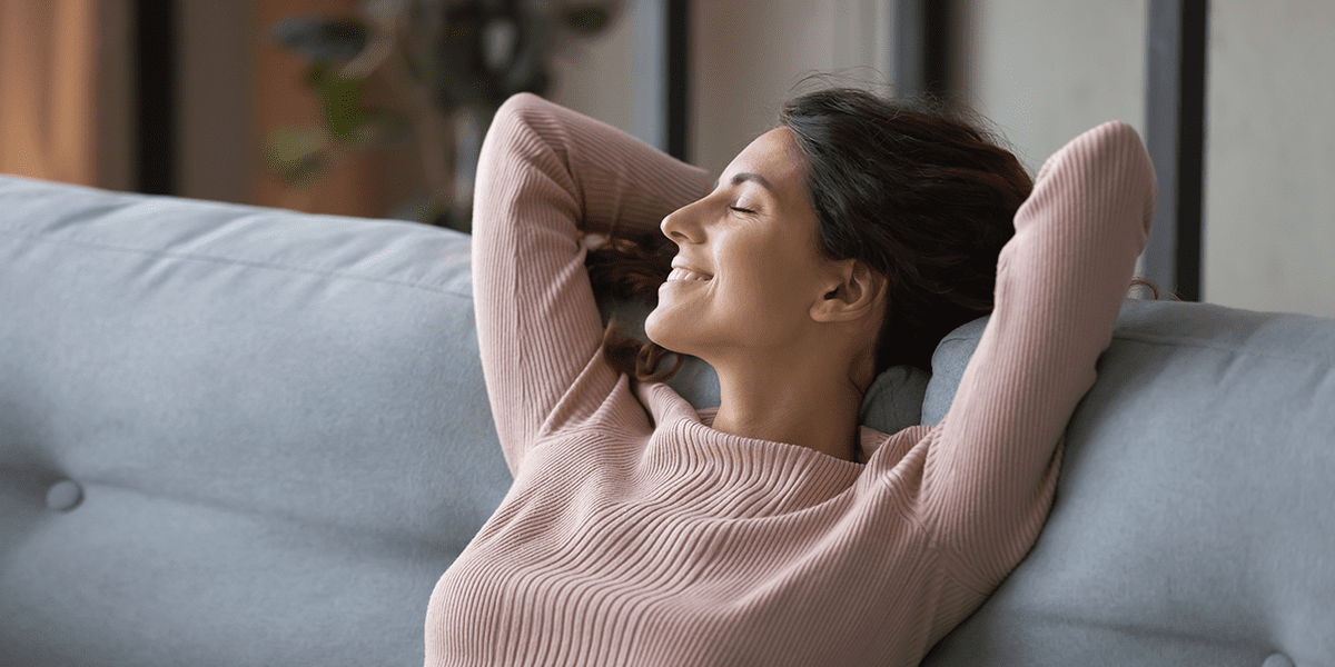 femme souriante dans canapé