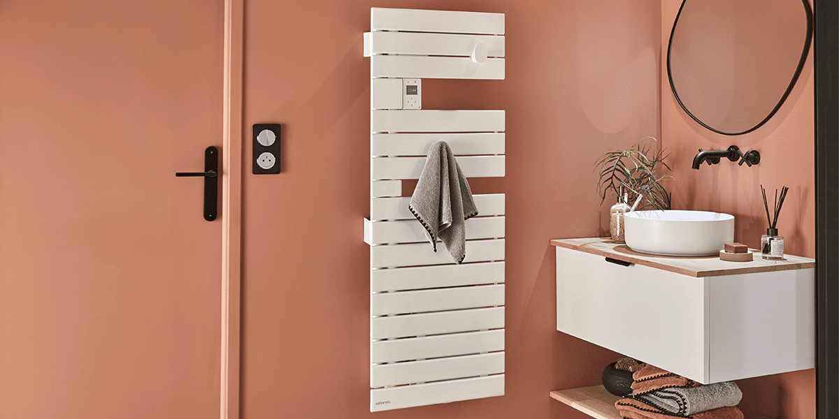 salle de bain rose saumon sèche-serviettes électrique blanc atlantic