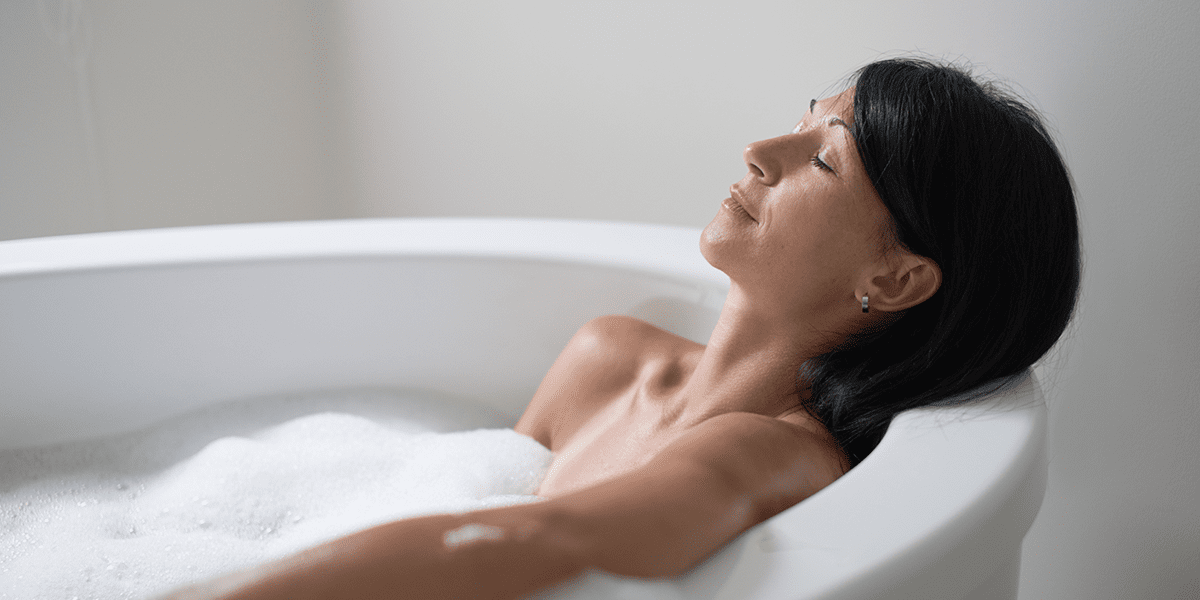 femme souriante dans baignoire