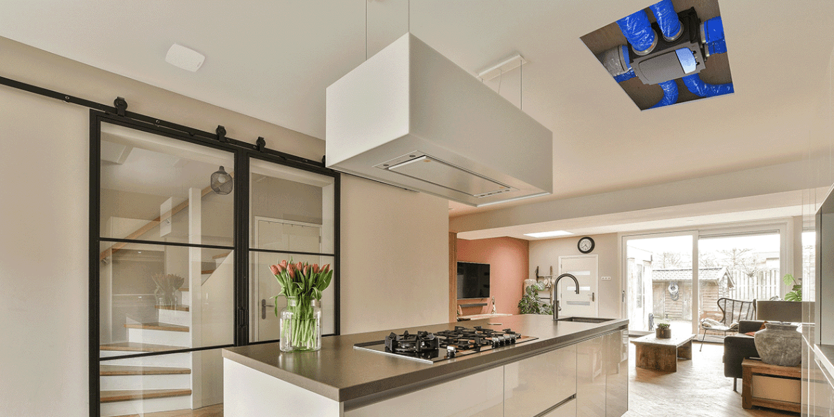 Cuisine blanche moderne avec ilot central et caisson de vmc installé dans le faux plafond
